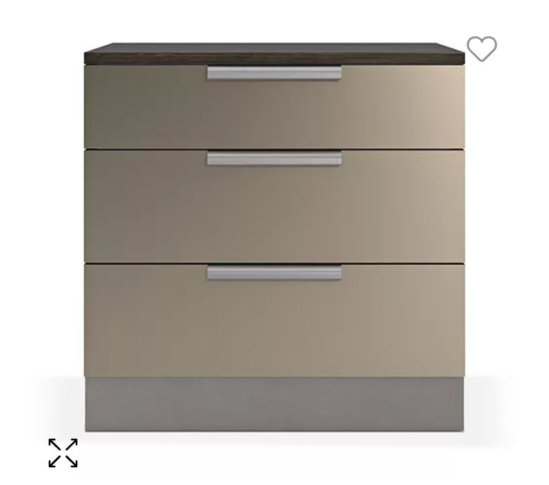 Caracole
La Moda Three Drawer Nightstand