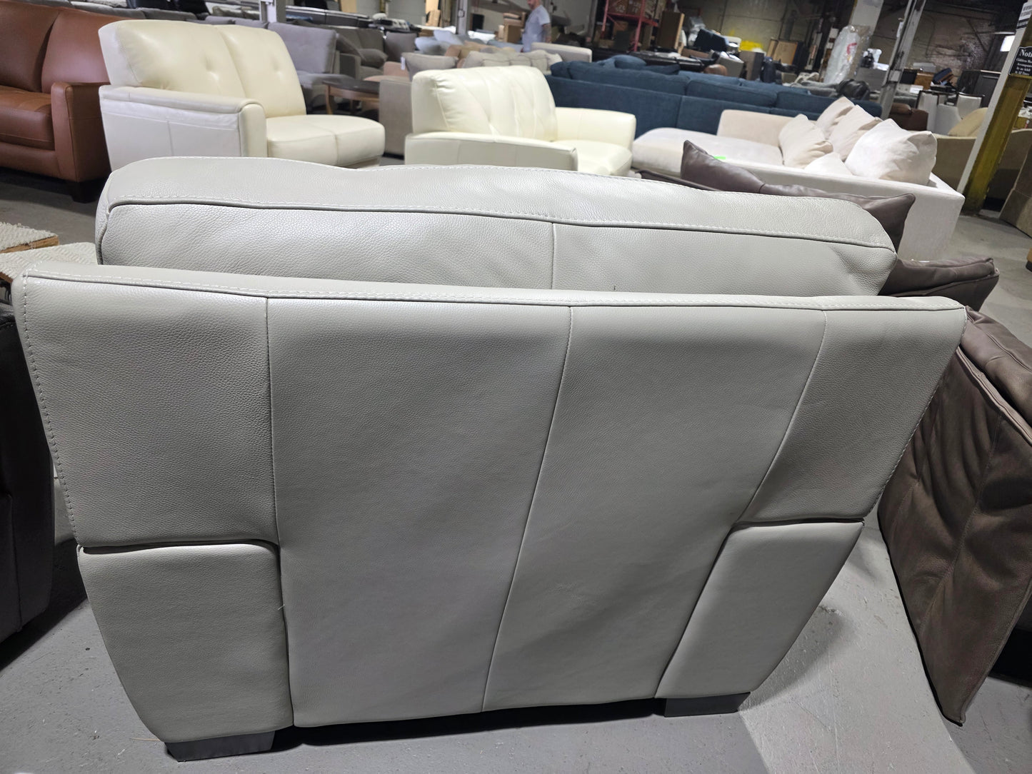 Cobbie Leather 46" (Feather Grey)