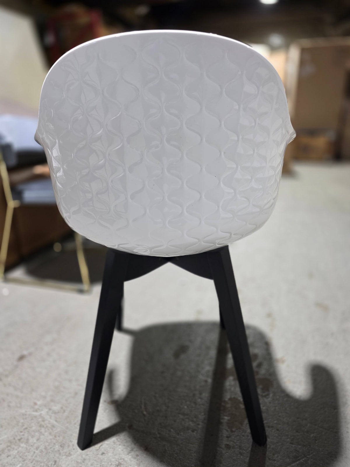 Saint Tropez Chair with Plastic Shell & Wooden Base (Blk & White)