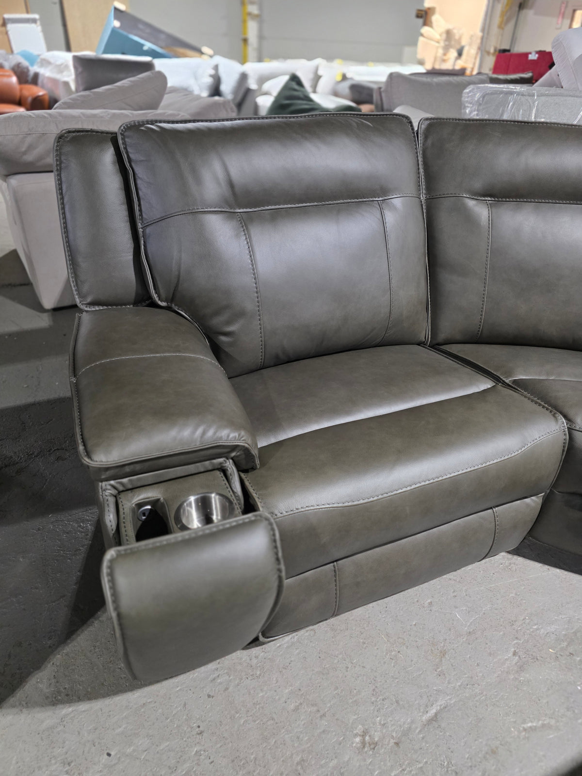 Hansley Leather Sectional w/ Reclining Chaise (Grey)