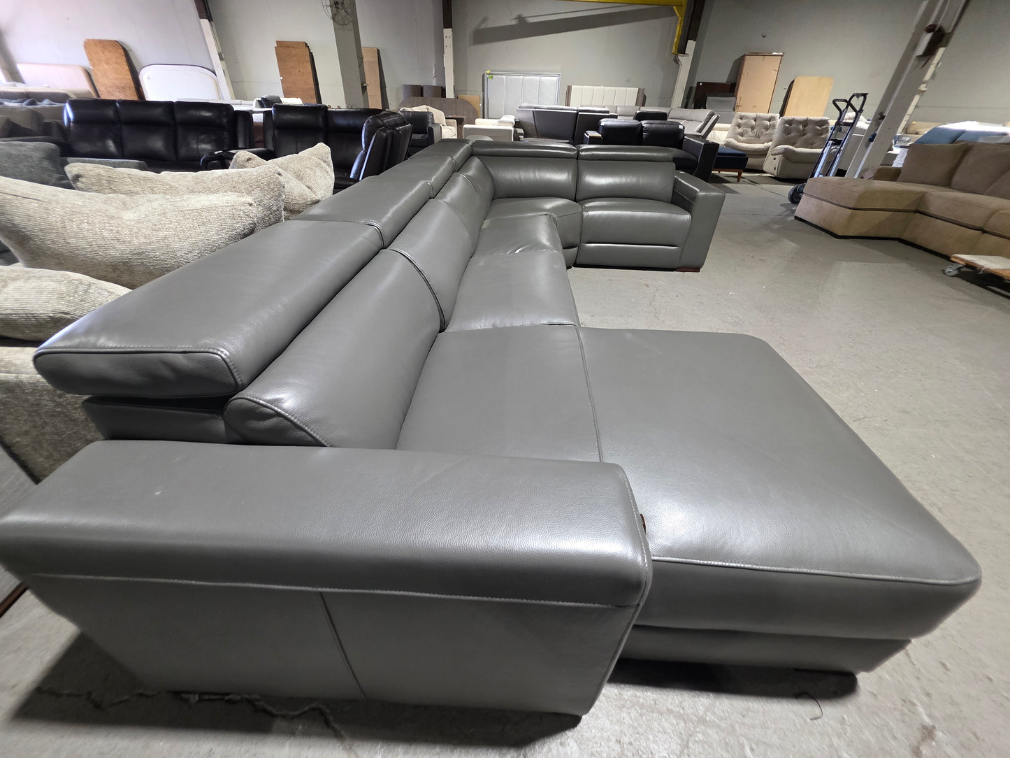 Nevio 5-pc Leather Sectional, 3 Power Recliners (Smoke Grey)