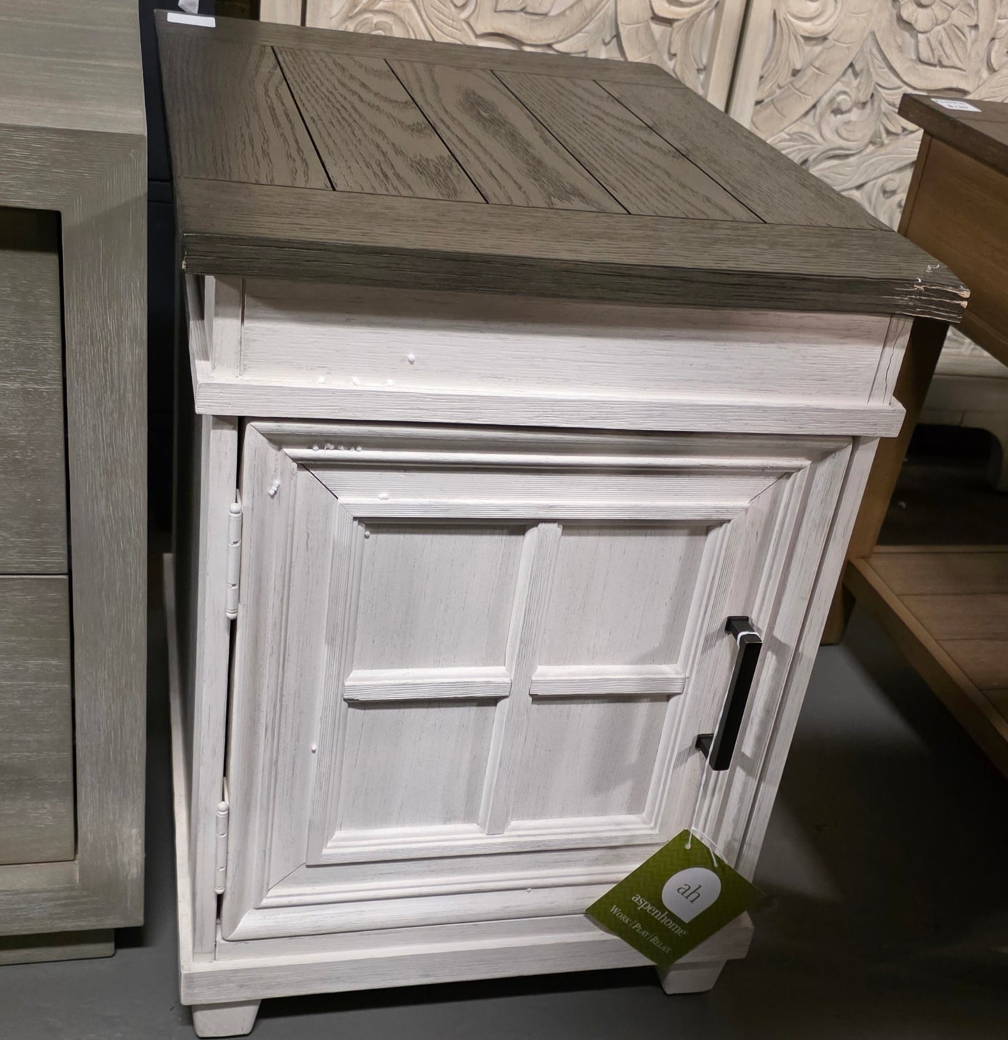 Dawnwood 24" Wood Chairside Table (White)