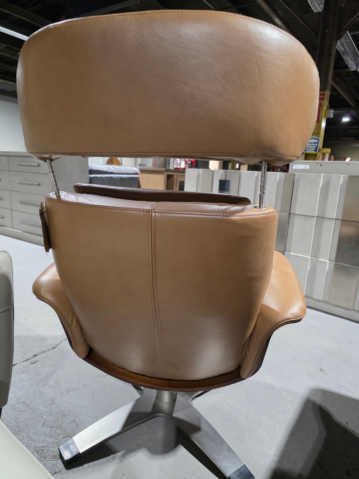 Janer Leather Swivel Chair (Butternut)