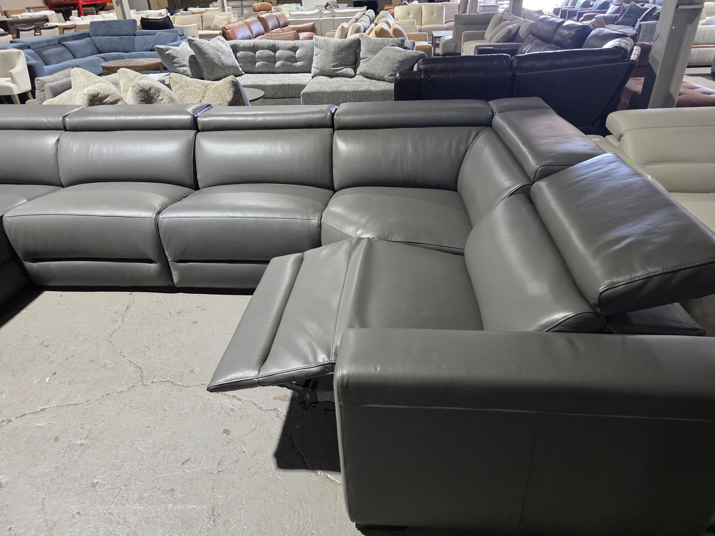 Nevio 5-pc Leather Sectional, 3 Power Recliners (Smoke Grey)