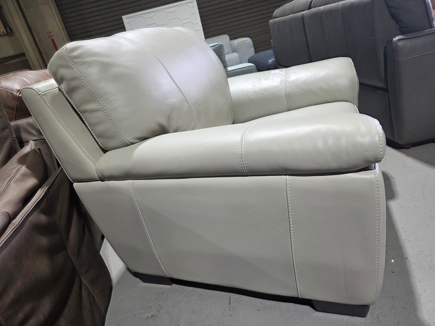 Cobbie Leather 46" (Feather Grey)