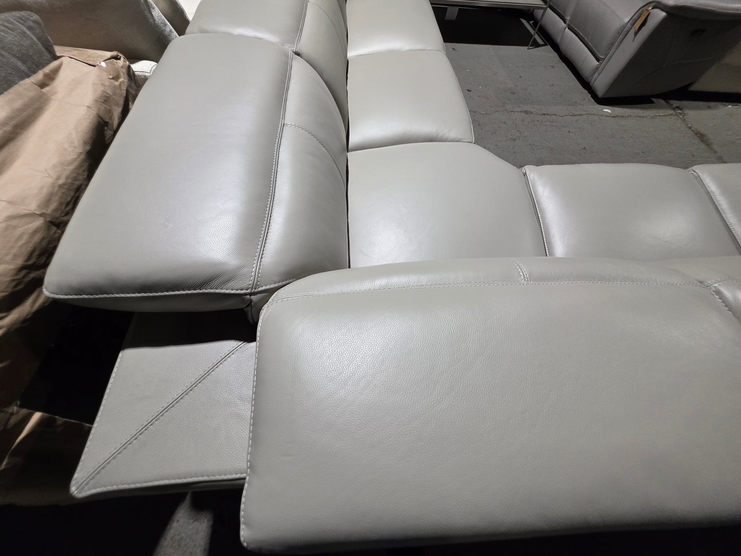 Lexanna 6-pc. Leather Sectional w/ 5 recliners (Ash Grey)
