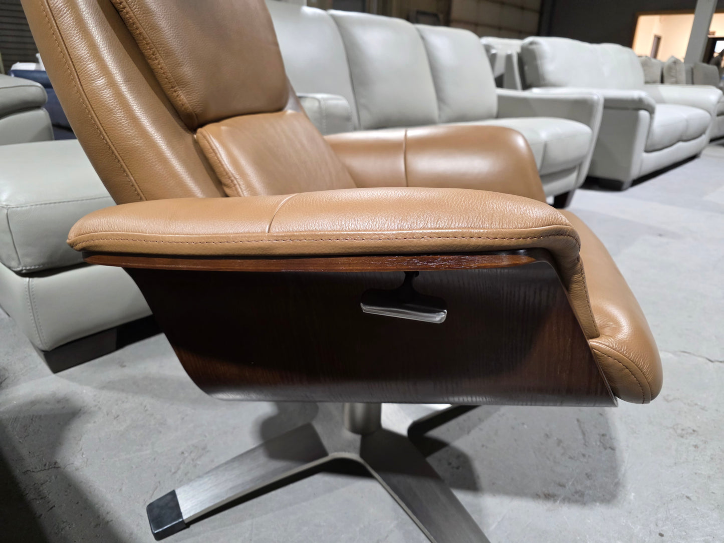 Janer Leather Swivel Chair (Butternut)