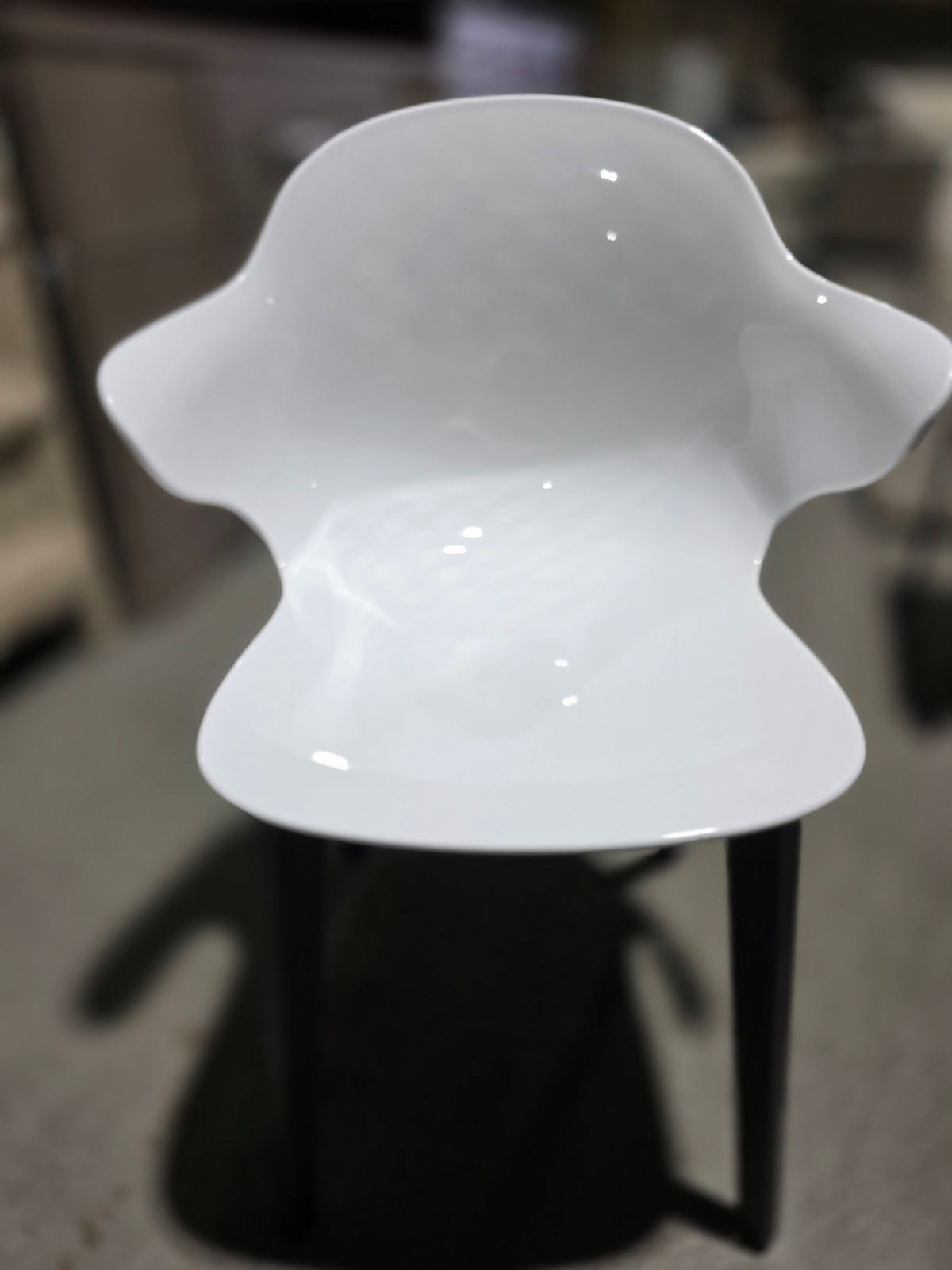 Saint Tropez Chair with Plastic Shell & Wooden Base (Blk & White)
