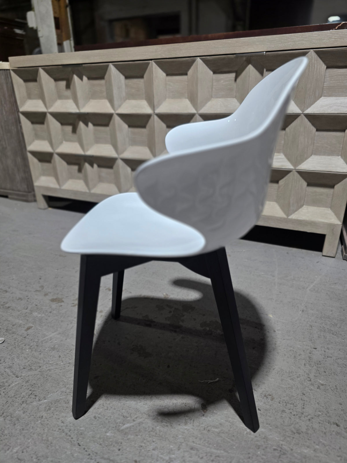 Saint Tropez Chair with Plastic Shell & Wooden Base (Blk & White)