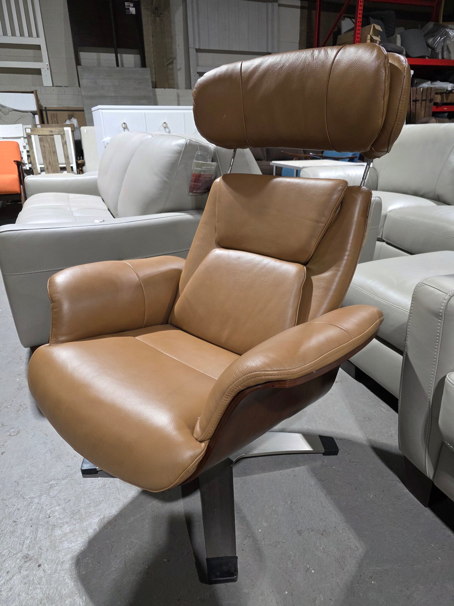 Janer Leather Swivel Chair (Butternut)