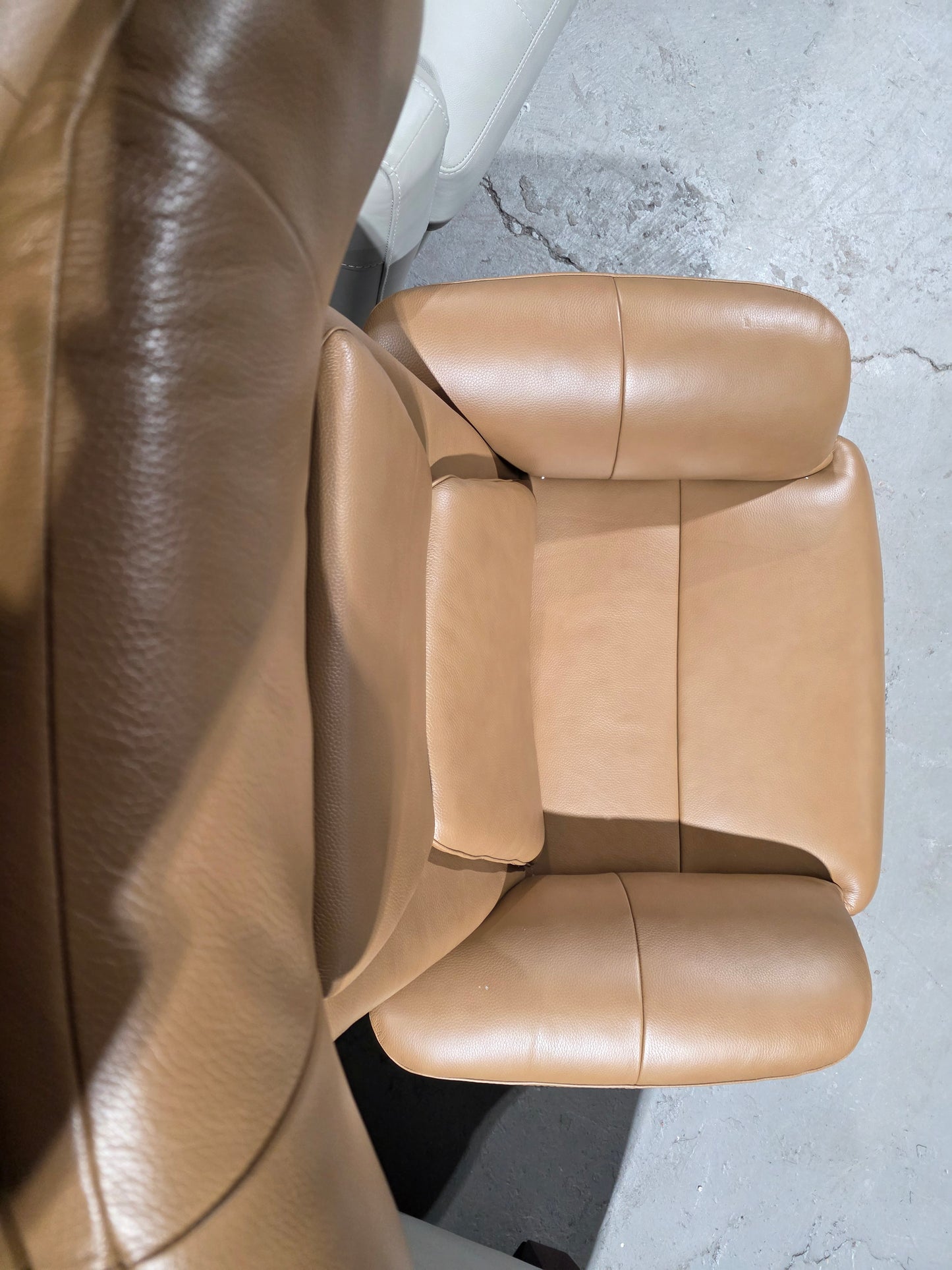 Janer Leather Swivel Chair (Butternut)