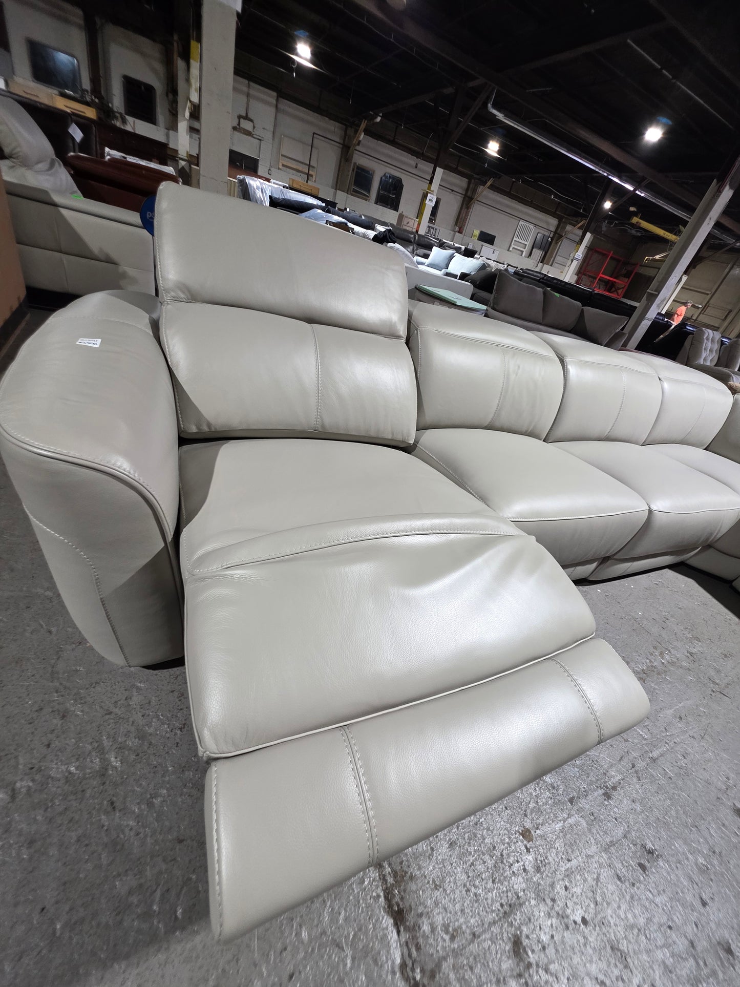 Lexanna 6-pc. Leather Sectional w/ 5 recliners (Ash Grey)